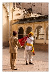 Jodhpur 029  Putting on a turban