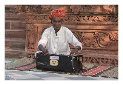 Jodhpur 074  Jaswand Thada Cenotaph - musician