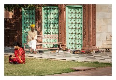 Jodhpur 078  Jaswand Thada Cenotaph  - looking after the shoes