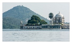 Udaipur 32  Spar and Hotel in the Lake