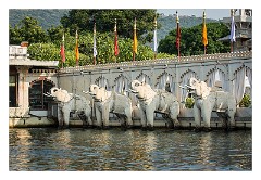 Udaipur 33  Spar and Hotel in the Lake