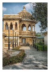 Udaipur 37  Spar and hotel in the Lake