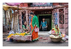 Udaipur 62  Setting up the market stalls etc at Wazirpur