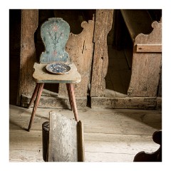 Richis 09  Plate by the door on an old decorated chair