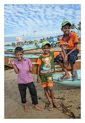 Galle 05  Children watching the Fishermen