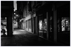 017 Venice While Dark  Shops