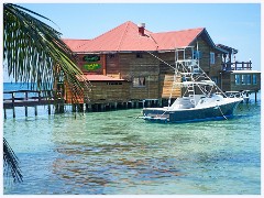 029 Roatan  Beach and Boats